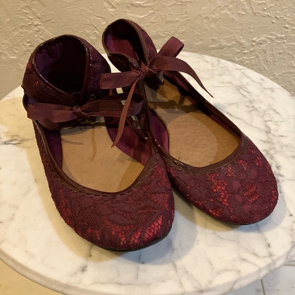 Maroon Lace Ballet Flats w/ Ankle Ribbons, size 7 from Restricted - Picture 2 of 6